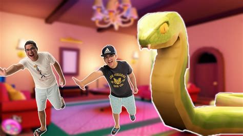 UMA SERPENTE GIGANTE INVADIU A NOSSA CASA!! - Roblox 