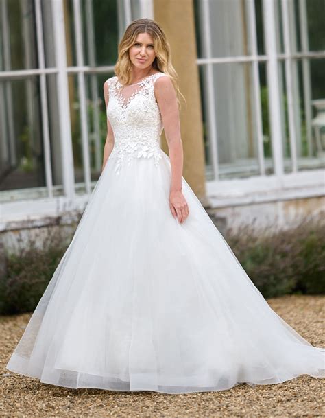 Understanding the Illusion Neckline