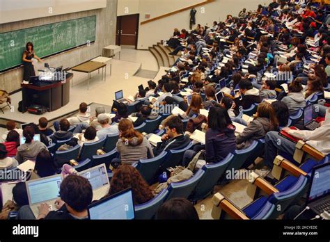 Stipendio medio ucraina Professore Universitario