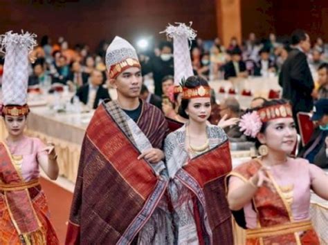 Upacara adat Batak dengan iringan musik tradisional