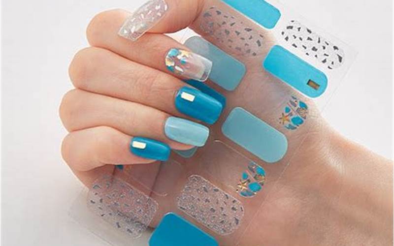 Using Nail Stickers