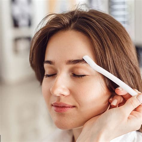 Using the Eyebrow Razor