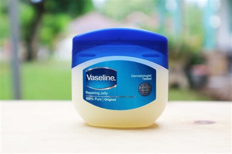 Manfaat Vaseline Repairing Jelly untuk memberikan efek perlindungan pada bulu mata