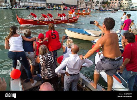 Venice boat crowd