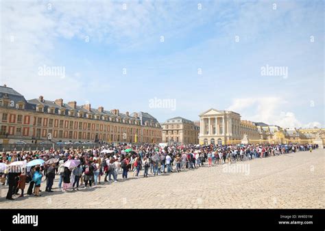 Versailles entrance queue