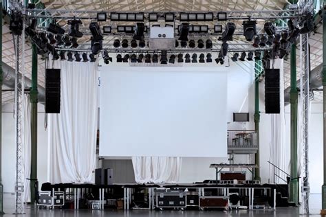 Versatile venue modular stages