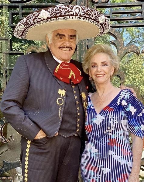 Vicente Fernández and his wife