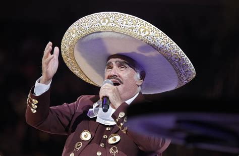 Vicente Fernández singing