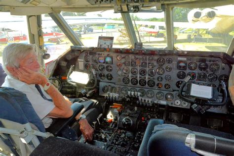 Explore the Vickers Vanguard Cockpit: A Pilot's Perspective