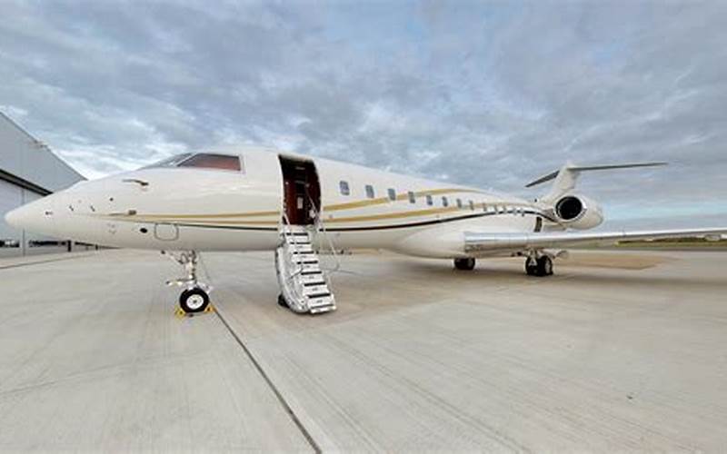 Vince Gill'S Private Jet Exterior