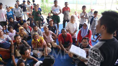 Warga Berdiskusi