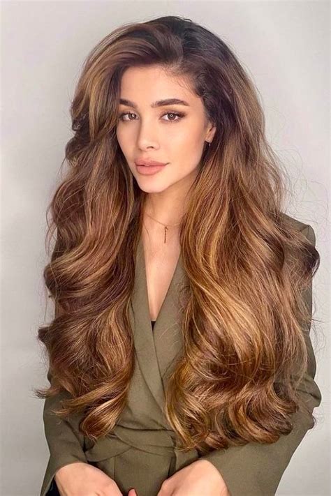 Wavy and Voluminous Looks