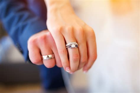 Finger-licious Romance: A Stunning Wedding Ring Set for that Perfect Finger
