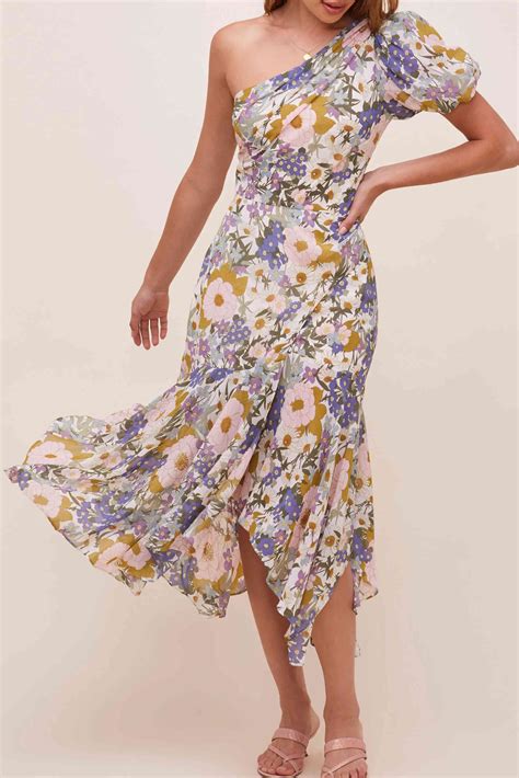 Wedding guest dresses for the guests in wedding