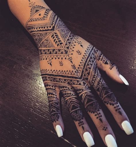 Black henna Black henna, Henna hand tattoo, Hand henna