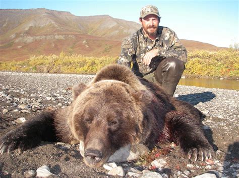 What Type of Weapons Do Contestants Use for Bear Hunting?