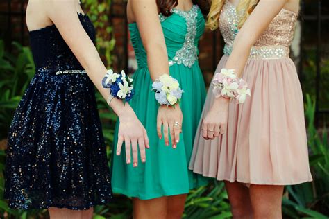 What considerations should you make before choosing your prom jewelry?
