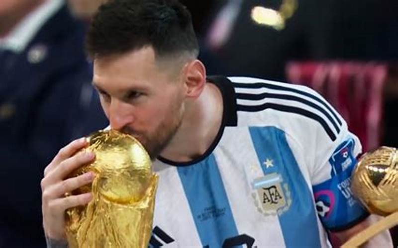 Where To Find The Messi Kissing World Cup Trophy Wallpaper