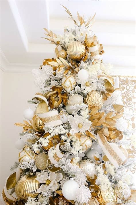 White And Gold Christmas Decorations