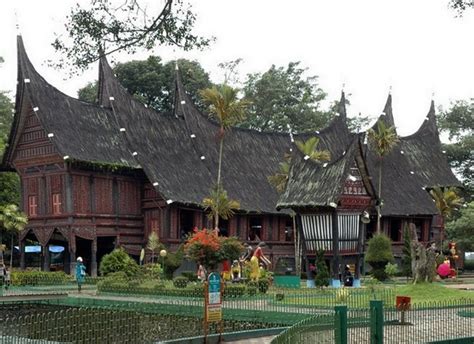 Destinasi Wisata Tradisional Minangkabau Museum Rumah Adat Baanjuang
