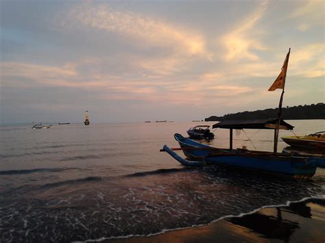 Wisata Pantai Teluk Penyu di Jawa Tengah