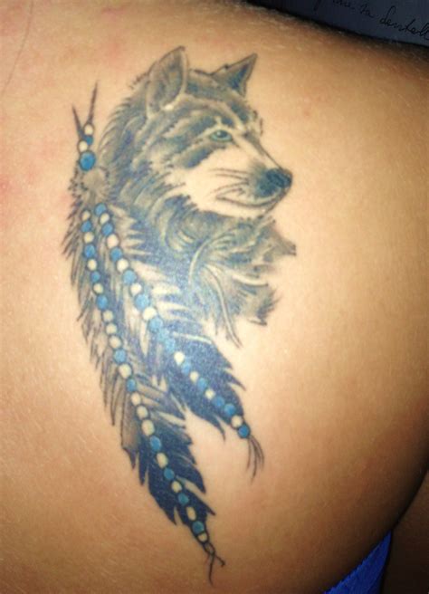 With a wolf print Feather drawing, Small shoulder
