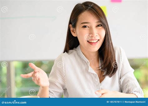 Woman explaining something clearly