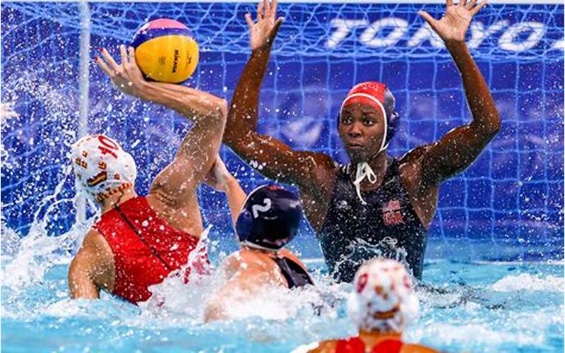 Woman-Playing-Water-Polo