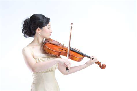 ヴィオラを演奏する福田幸子のステージパフォーマンス