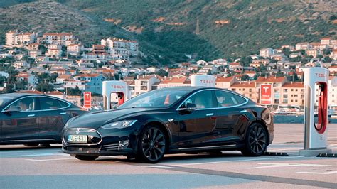 A világ leggyorsabb páncélozott autója lett ez a Tesla Az online