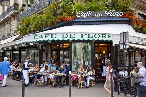 a parisian cafe in french