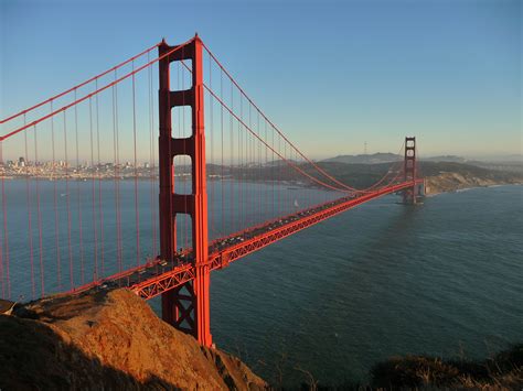 a picture of the golden gate bridge
