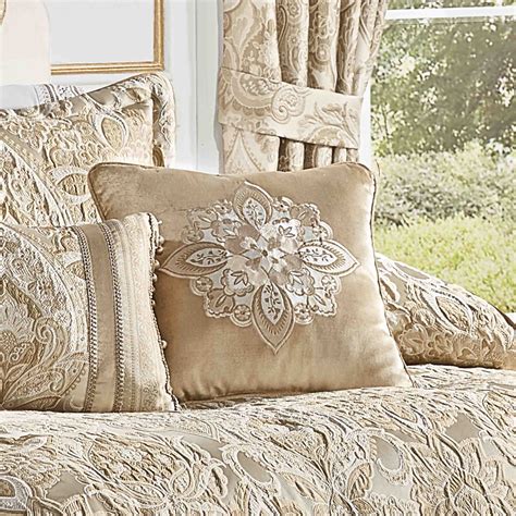 Accent Pillows Bedroom Set