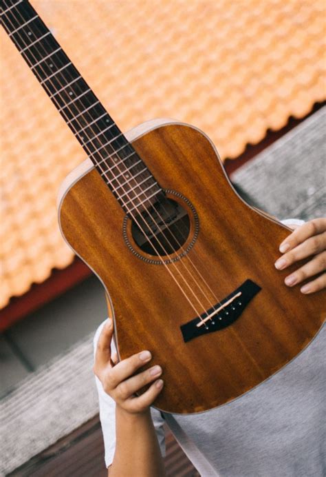 acoustic guitar for stubby fingers