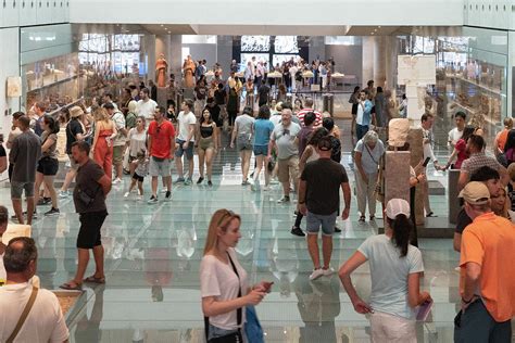 acropolis museum crowds
