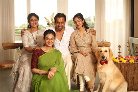actor arjun family images