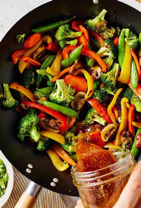 Adding cooked rice to stir-fried vegetables