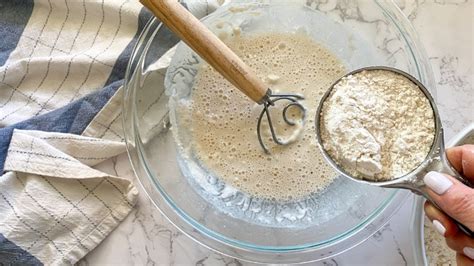 Ajout d'eau à la pâte à pain pita