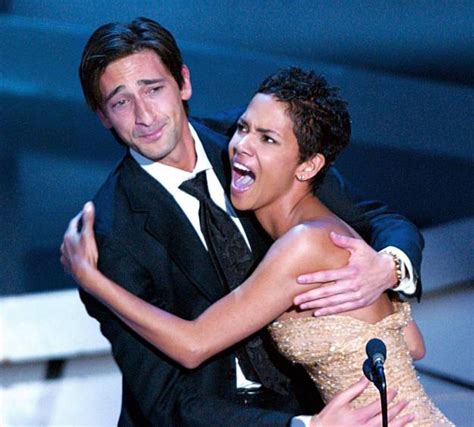 adrien brody kisses halle berry at oscars