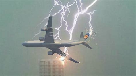 airplane hit by lightning