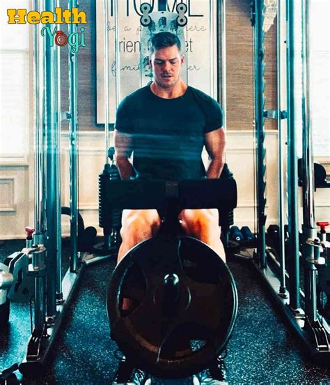 Discover the Incredible Strength of Actor Alan Ritchson with His Impressive Bench Press Performance