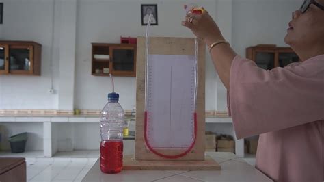 ALAT PERAGA FLUIDA STATIS HUKUM ARCHIMEDES PEMBUATAN KAPAL SELAM