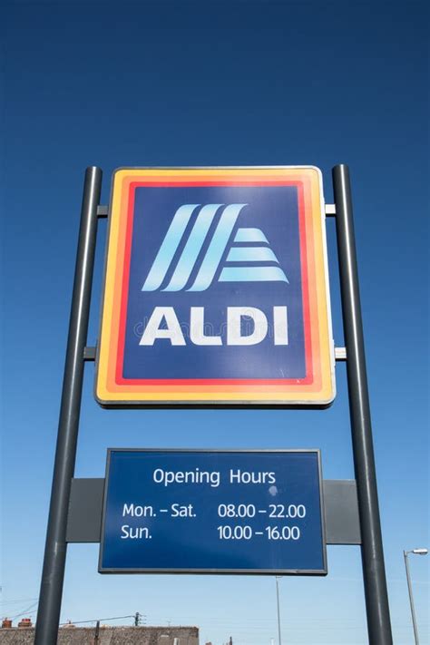 aldi opening times today near my location