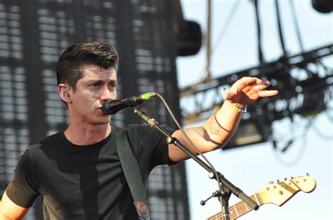 Alex Turner fala sobre novo álbum de Arctic Monkeys Monkeybuzz