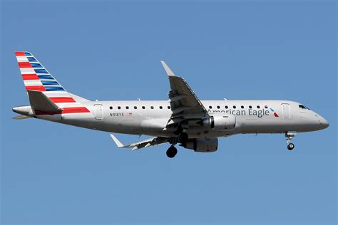 american airlines plane embraer 175