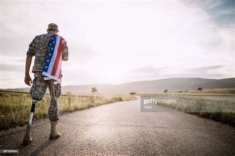 american amputee soldier on road