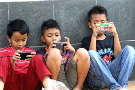 anak kecil kecanduan ponsel di indonesia