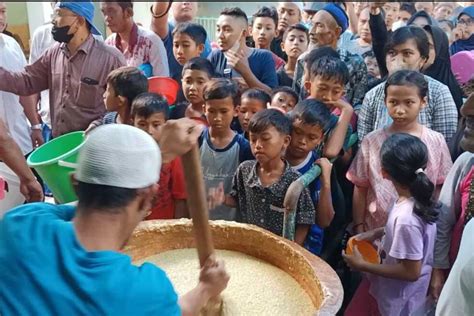 anak mendapatkan bubur dan sup