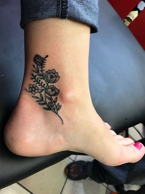 +21 Ankle Flower Tattoo Designs References