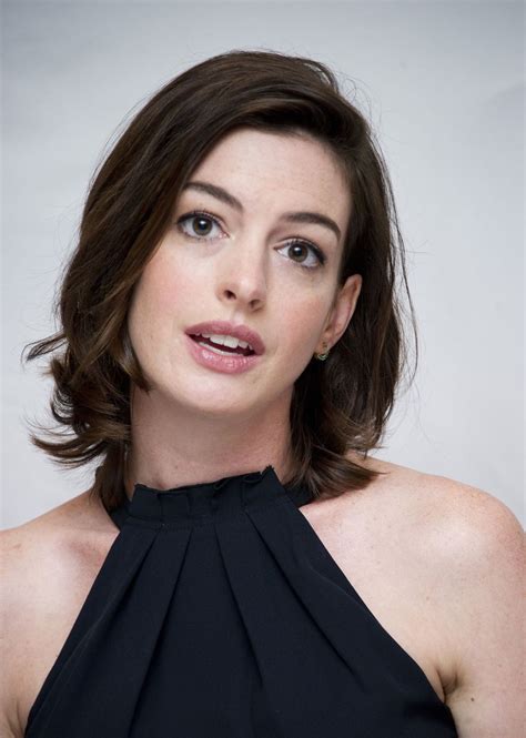 anne hathaway new hairstyle